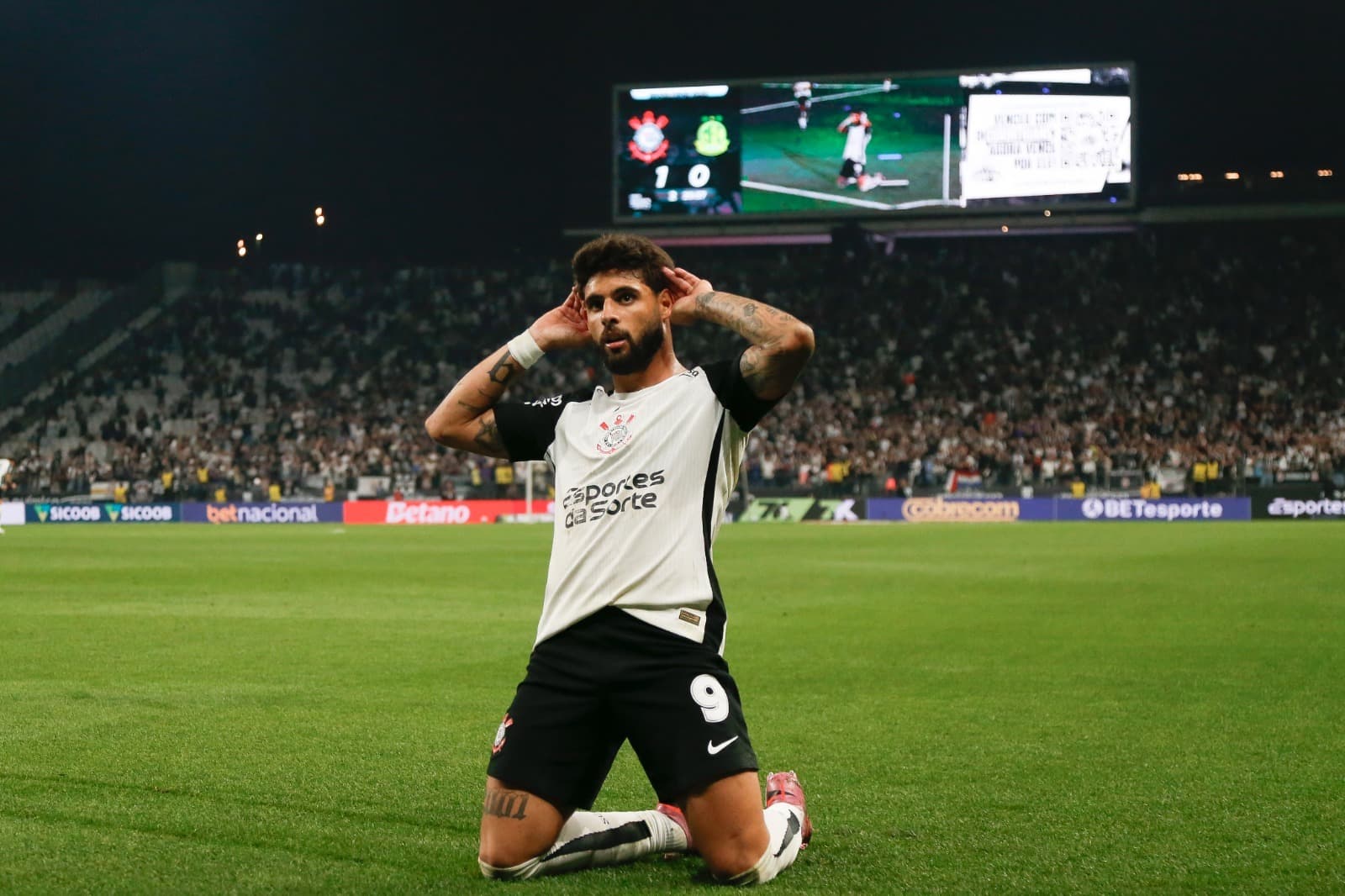 Yuri Alberto comemorando gol pelo Corinthians, deslizando no gramado com as mãos no ouvido, em duelo contra o Mirassol, no Brasileirão