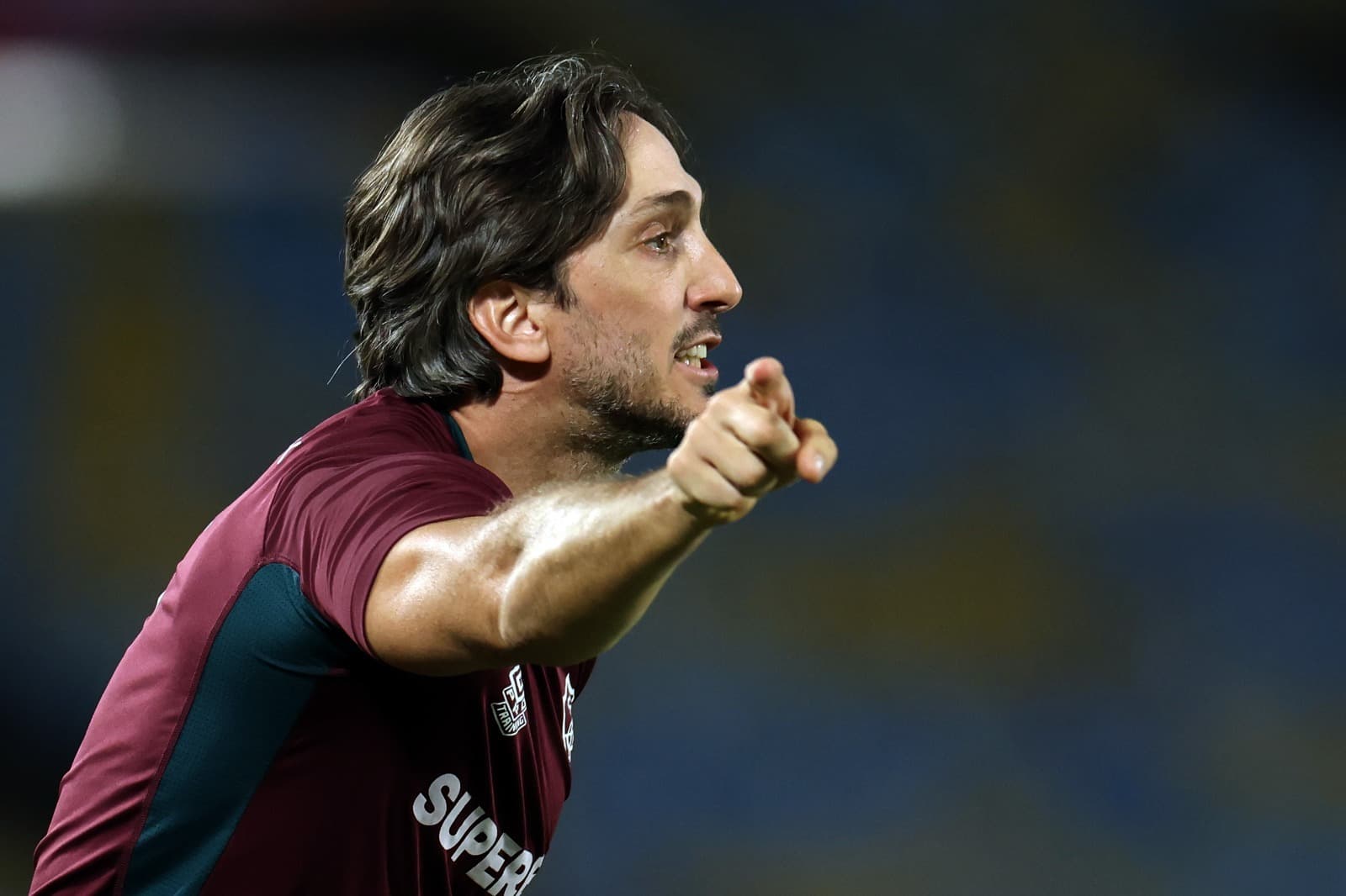 Luis Zubeldia, técnico do Fluminense, aponta para o lado na beira do campo, durante partida do Brasileirão