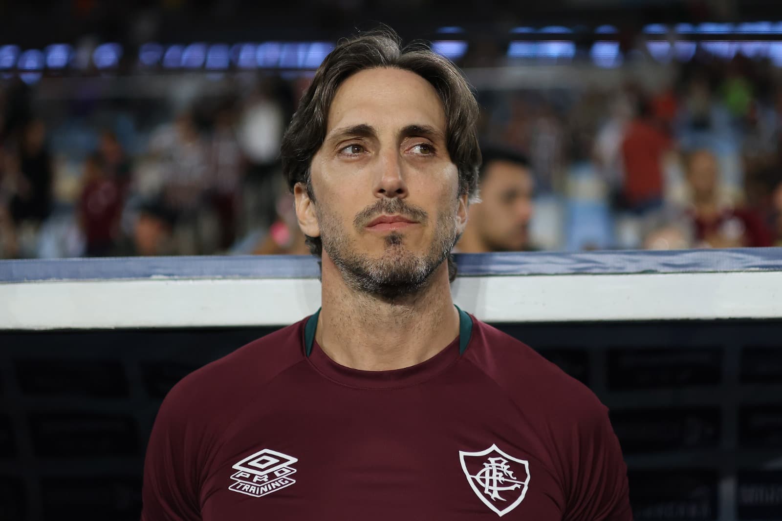 O técnico Luis Zubeldia, do Fluminense, observa antes da partida entre Fluminense e Juventude no Brasileirão 2025, no Estádio do Maracanã, em 16 de outubro de 2025, no Rio de Janeiro, Brasil.