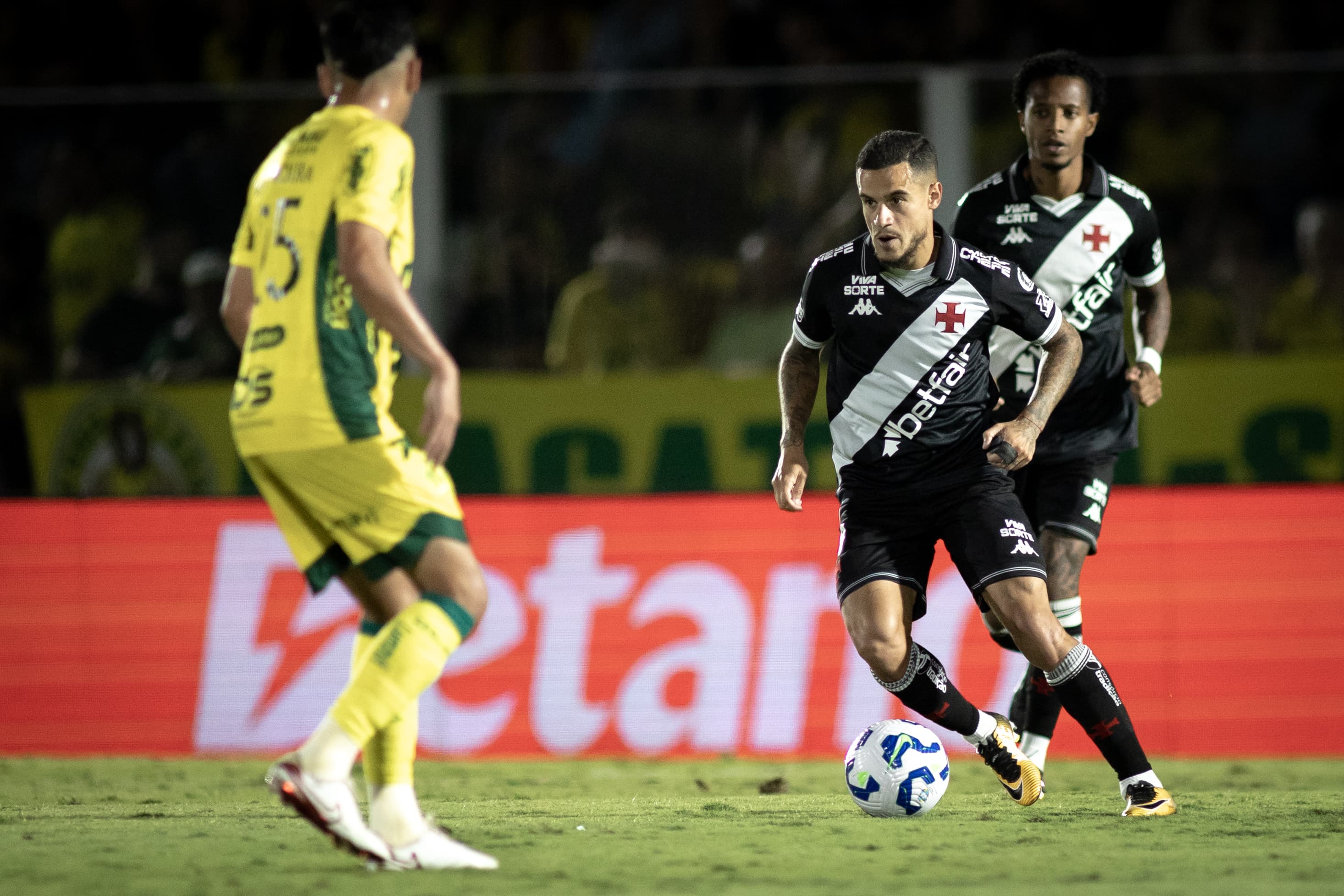 Philippe Coutinho tenta jogada sobre jogador do Mirassol em jogo do Brasileirão