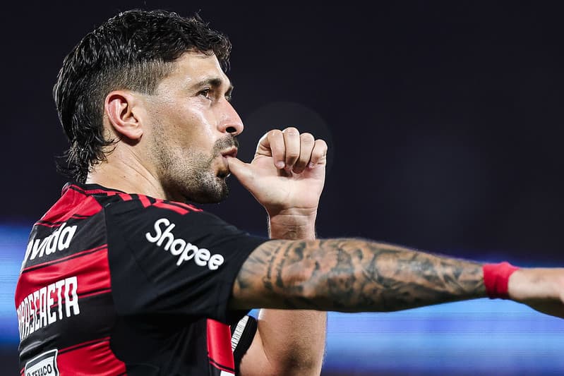 Arrascaeta comemora gol com dedo na boca e patrocínio da Shopee aparecendo na manga da camisa do Flamengo