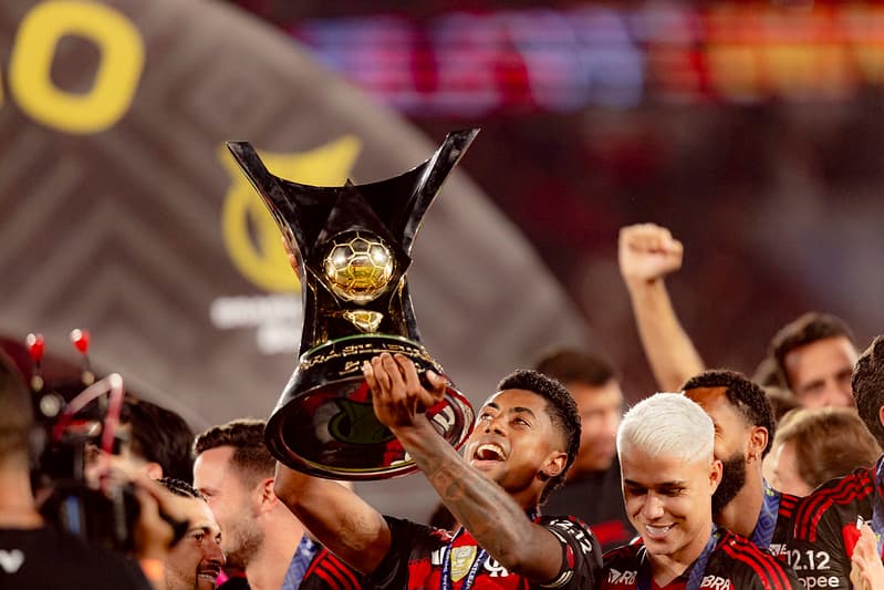 Bruno Henrique ergue taça de campeão brasileiro pelo Flamengo