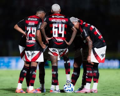 Jovens do Flamengo em jogo contra o Mirassol