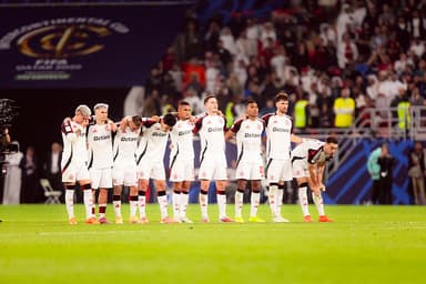 Time do Flamengo perfilado durante disputa por pênaltis contra PSG na Copa Intercontinental