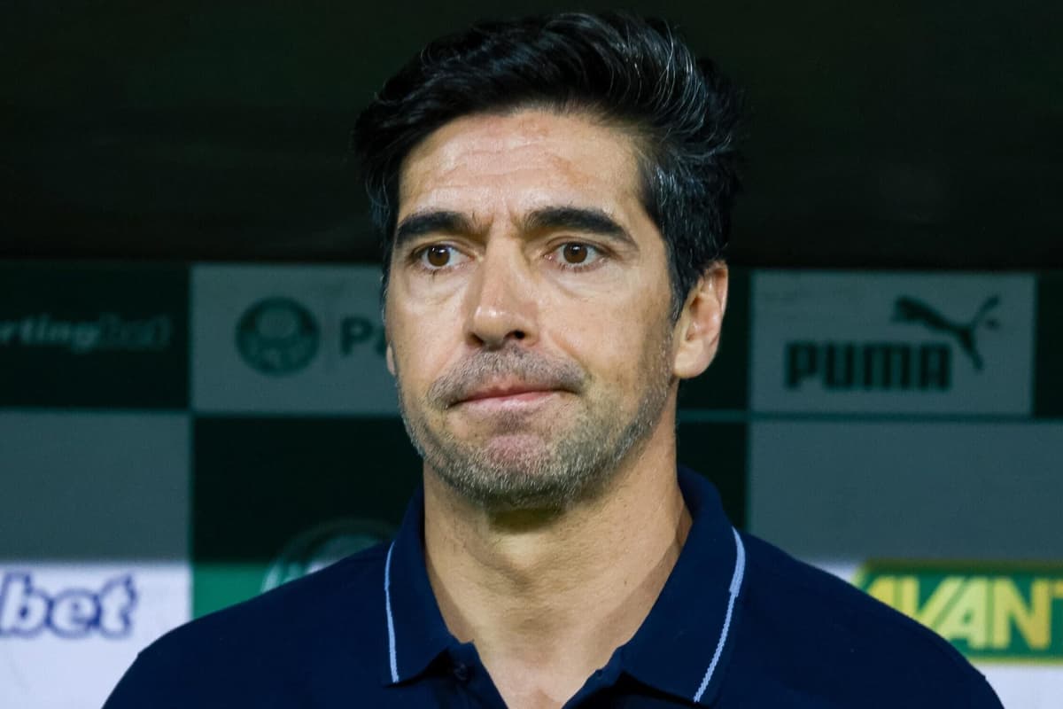 Abel Ferreira pensativo durante jogo do Palmeiras