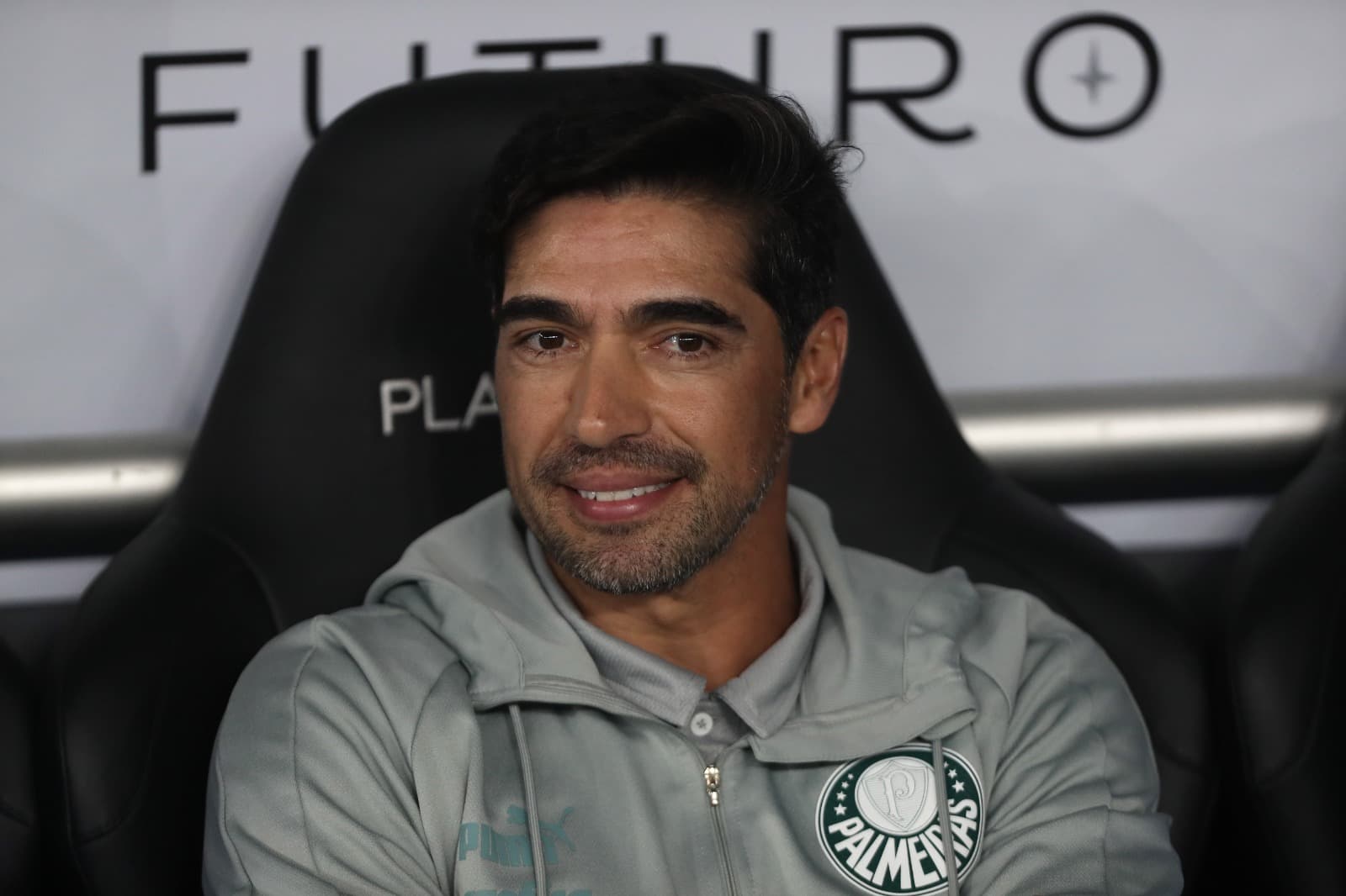 Abel Ferreira sorri no banco de reservas do Engenhão