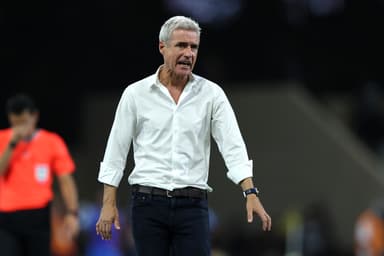 Luís Castro falando na beira do campo quando treinava o Al-Nassr