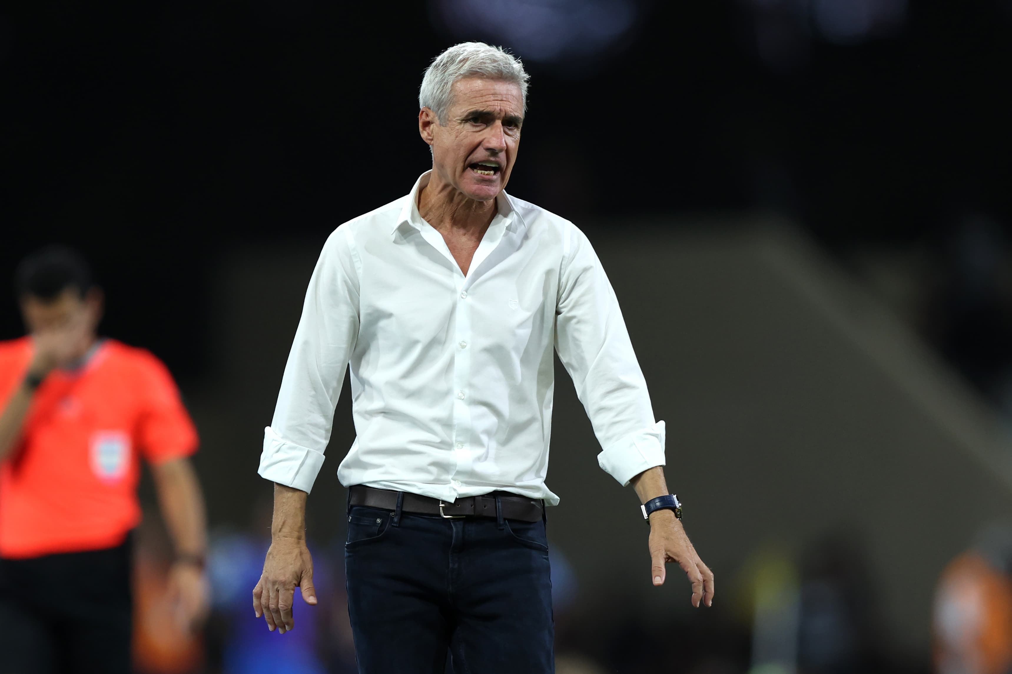 Luís Castro falando na beira do campo quando treinava o Al-Nassr