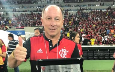Alcindo com placa em sua homenagem antes de jogo no Maracanã