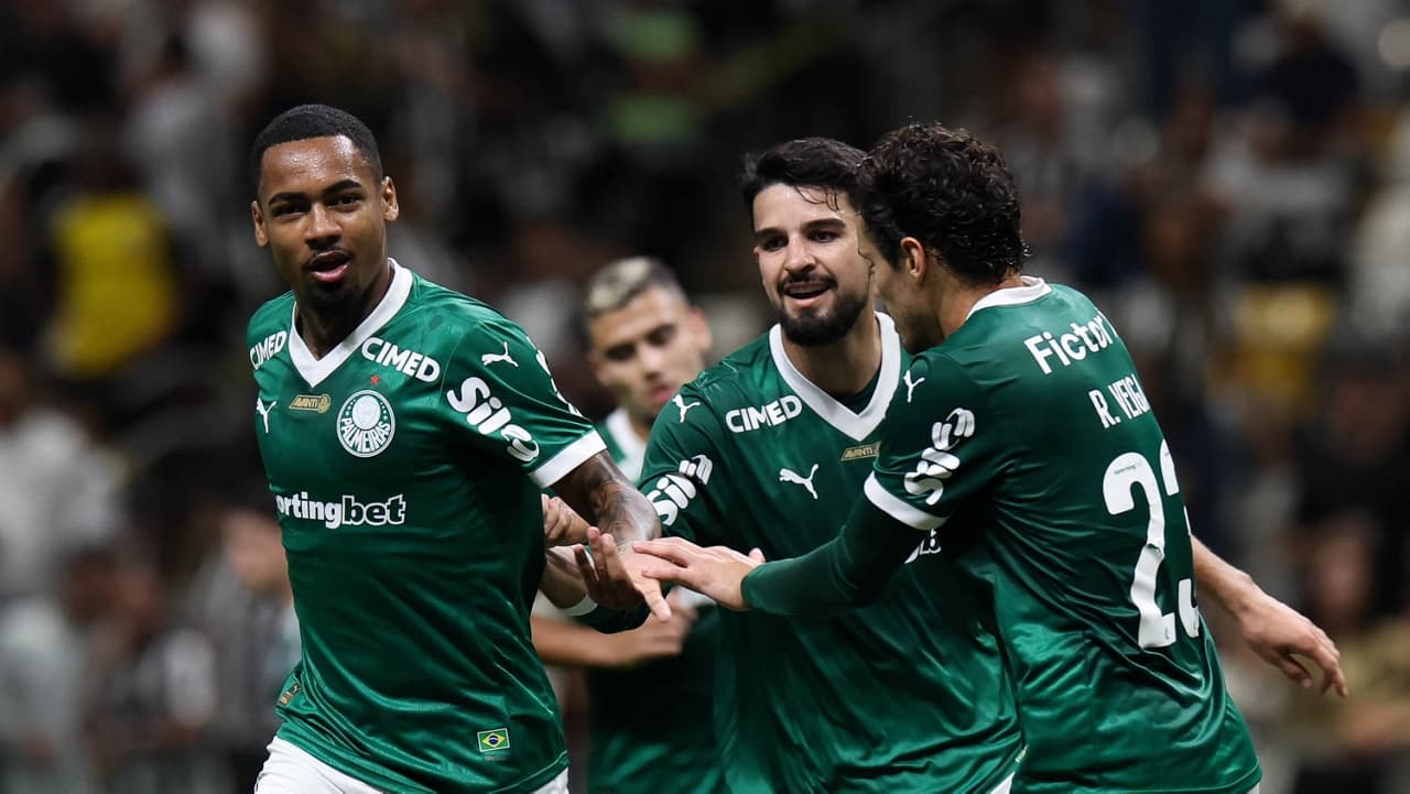 Allan comemora gol pelo Palmeiras contra o Atlético-MG na Arena MRV, recebendo cumprimentos de Veiga e Flaco López