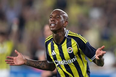 Anderson Talisca do Fenerbahce celebra após marcar o quinto gol de sua equipe durante a partida de volta da terceira rodada de qualificação da UEFA Champions League entre Fenerbahce e Feyenoord no Estádio Ulker Sukru Saracoglu