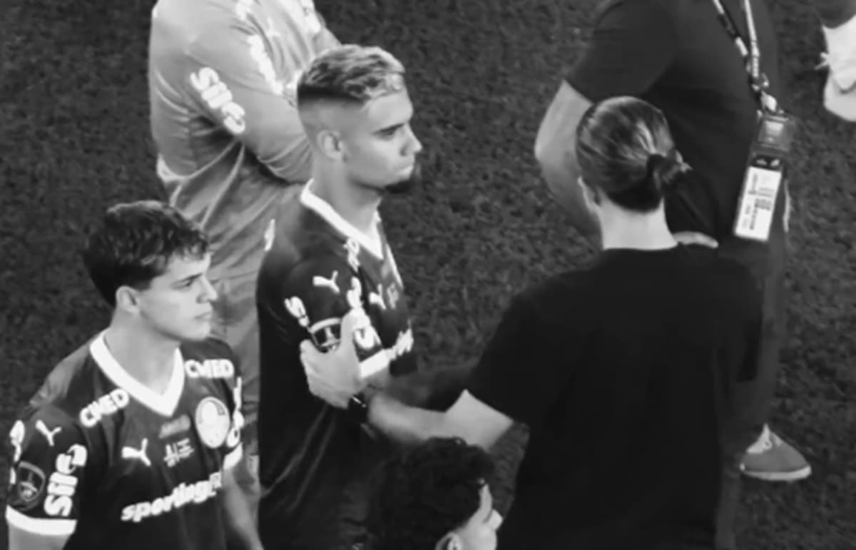 Andreas Pereira sendo consolado por Filipe Luís, técnico do Flamengo
