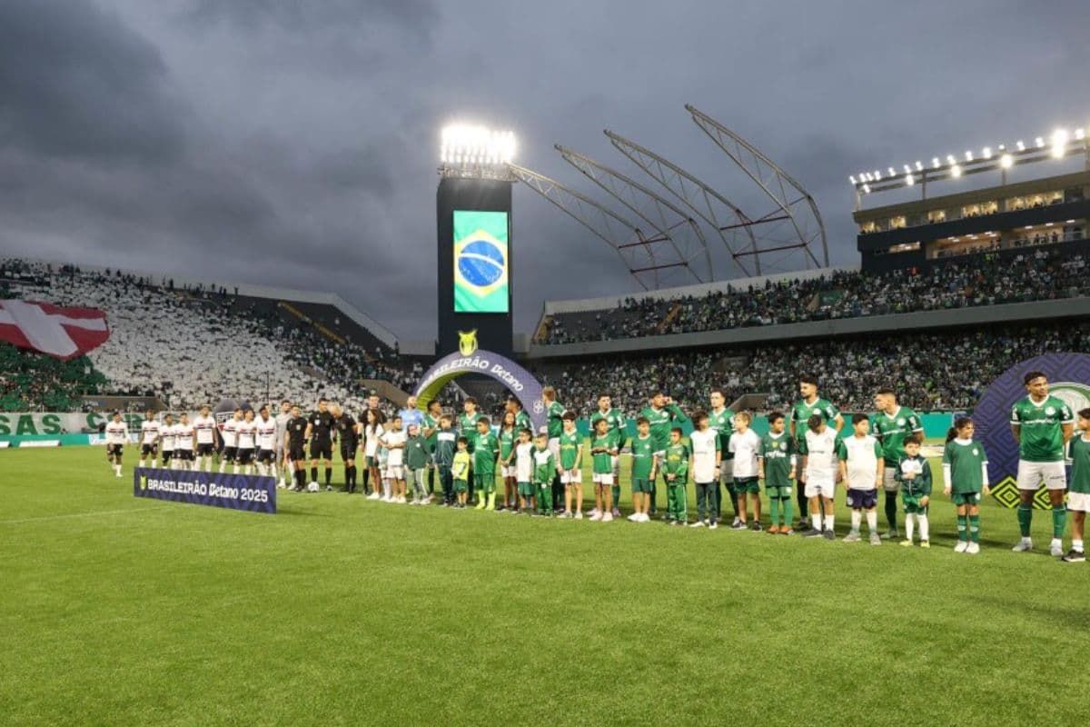 Palmeiras jogando na Arena Barueri em clássico contra o São Paulo pelo Brasileirão 2025