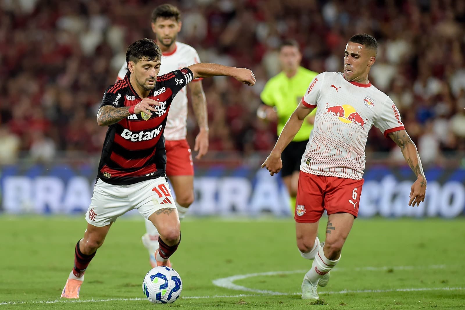 Giorgian de Arrascaeta, do Flamengo, disputa a bola com Gabriel Girotto, do Bragantino, durante a partida entre Flamengo e Bragantino no Brasileirão 2025, no Estádio do Maracanã, em 22 de novembro de 2025, no Rio de Janeiro, Brasil.
