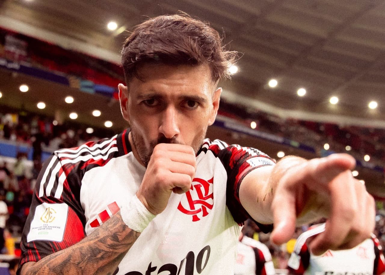 Arrascaeta comemora gol apontando para camera no intercontinental contra o Cruz Azul