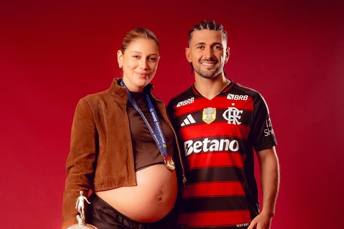 Arrascaeta e Camila Bastiani, sua esposa, durante ensaio fotográfico do Flamengo após o título do Brasileirão 2025