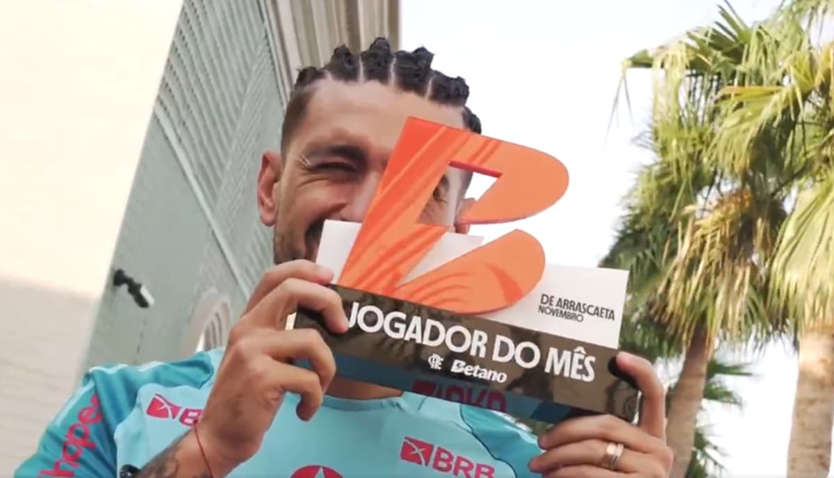 Arrascaeta recebe prêmio de jogador do mês do Flamengo pela Betano
