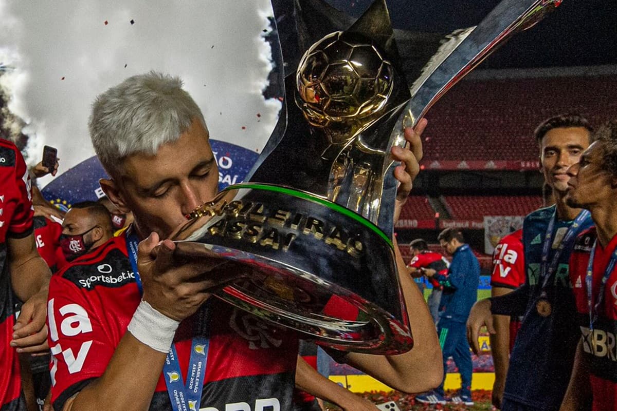 Arrascaeta comemora Brasileirão pelo Flamengo em 2020