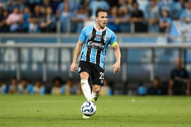 Grêmio, volante e capitão do Grêmio, conduzindo a bola no meio-campo durante confronto com o Fluminense, no Brasileirão