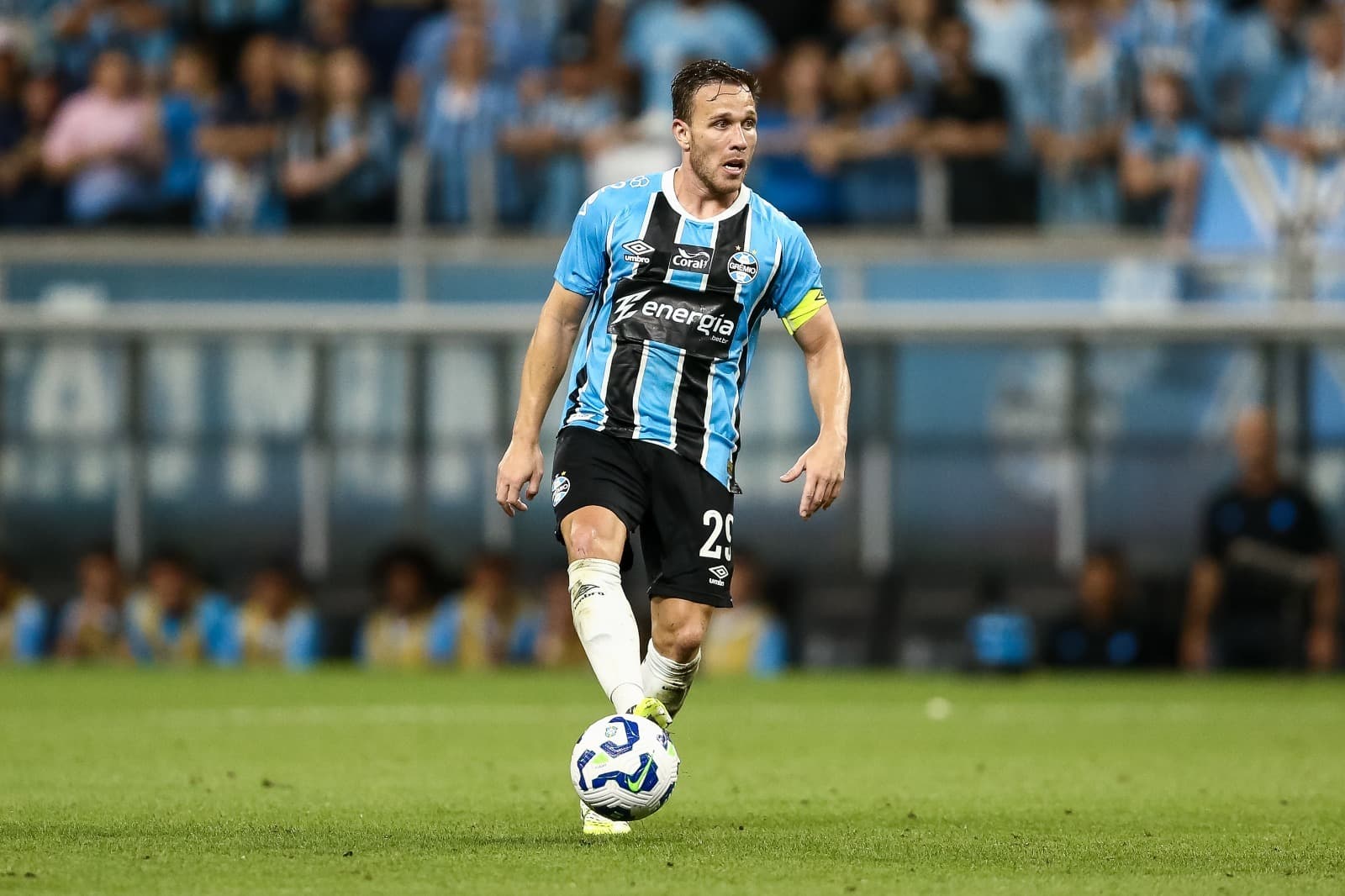 Grêmio, volante e capitão do Grêmio, conduzindo a bola no meio-campo durante confronto com o Fluminense, no Brasileirão