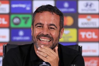 Artur Jorge sorri durante entrevista coletiva