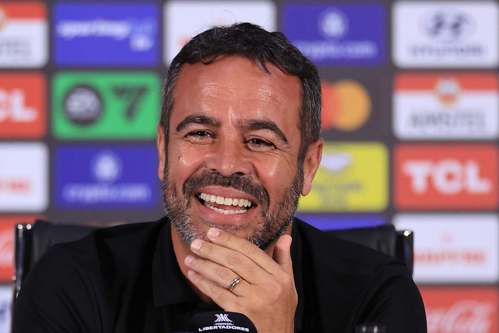 Artur Jorge sorri durante entrevista coletiva