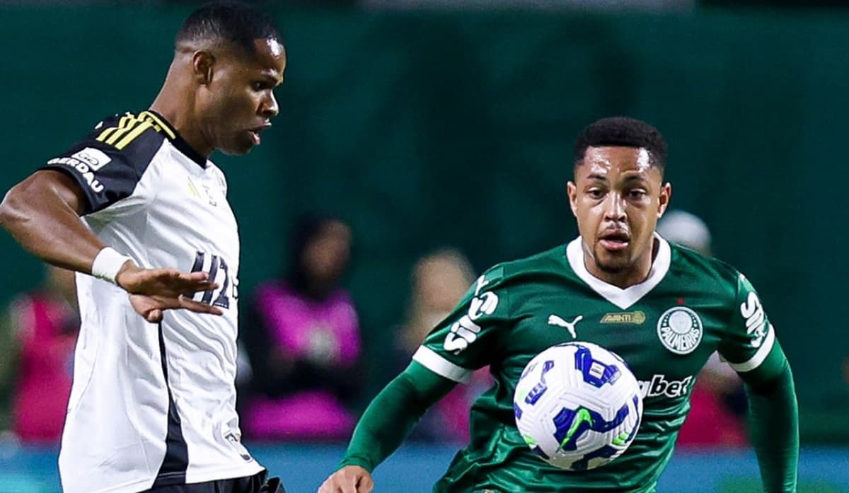 Vitor Roque e Junior Santos em jogo do Palmeiras e Atlético-MG