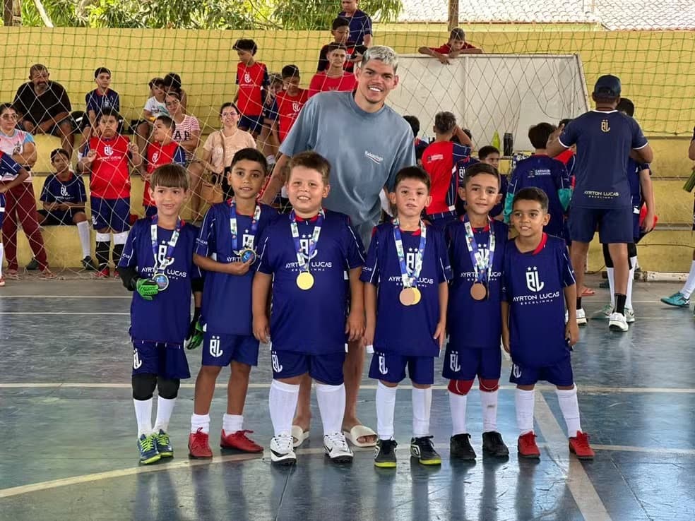 Ayrton Lucas e as crianças da Escolinha Ayrton Lucas, em Carnaúba dos Dantas