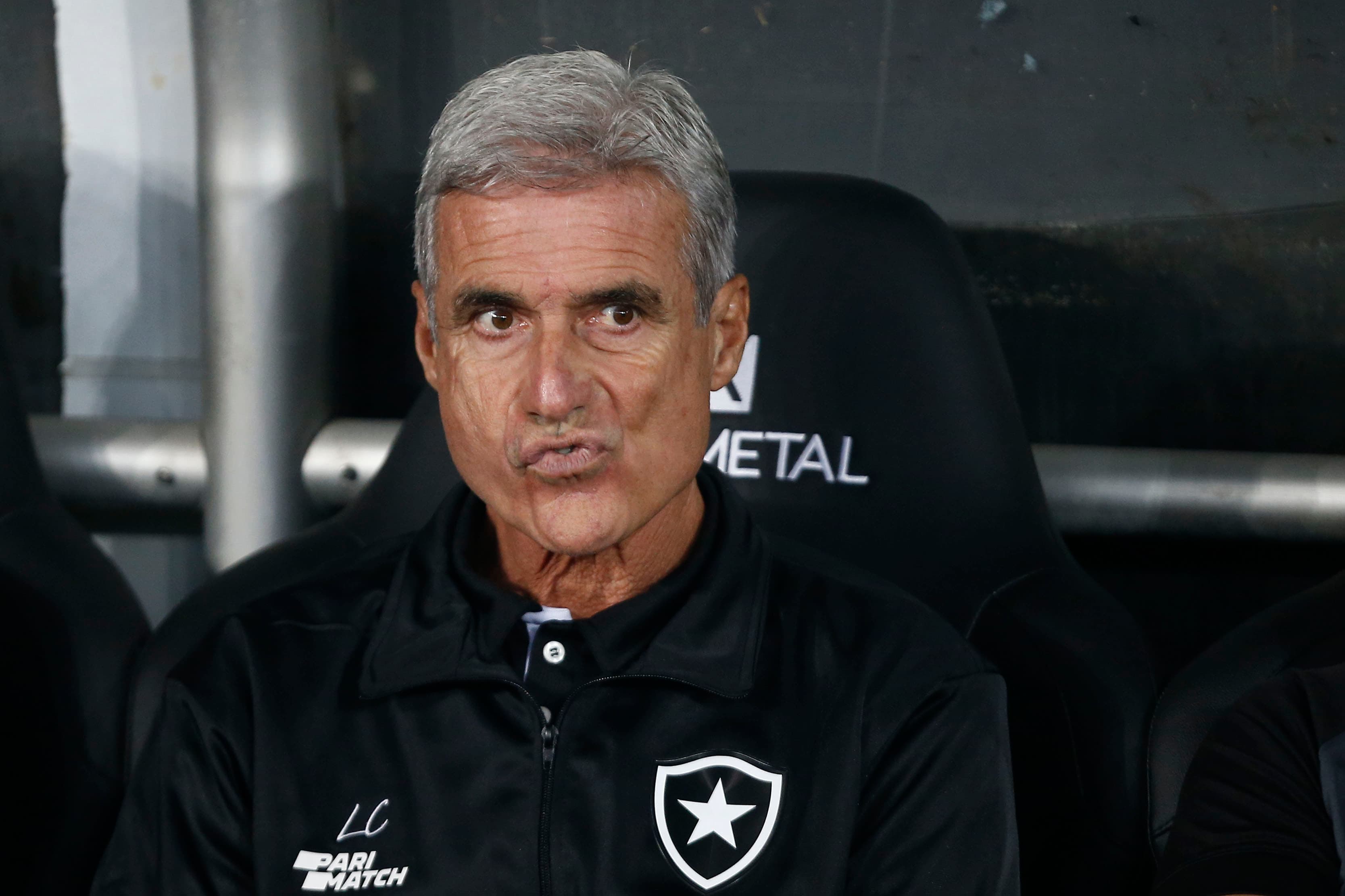 Luís Castro em 2023, na época técnico do Botafogo, fazendo careta no banco de reservas