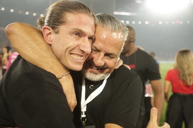 Boto e Filipe Luís se abraçam com largos sorrisos no gramado do Maracanã após título do Brasileirão