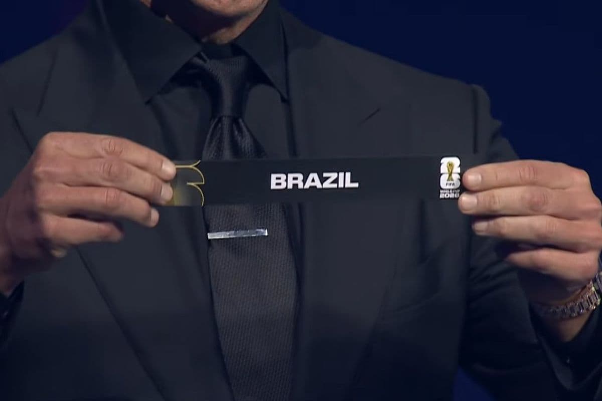 Tom Brady pega bolinha com o nome do Brasil no sorteio da Copa do Mundo 2026