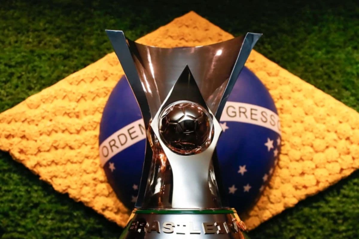 Imagem do troféu do Brasileirão com um arranjo da bandeira do Brasil por trás