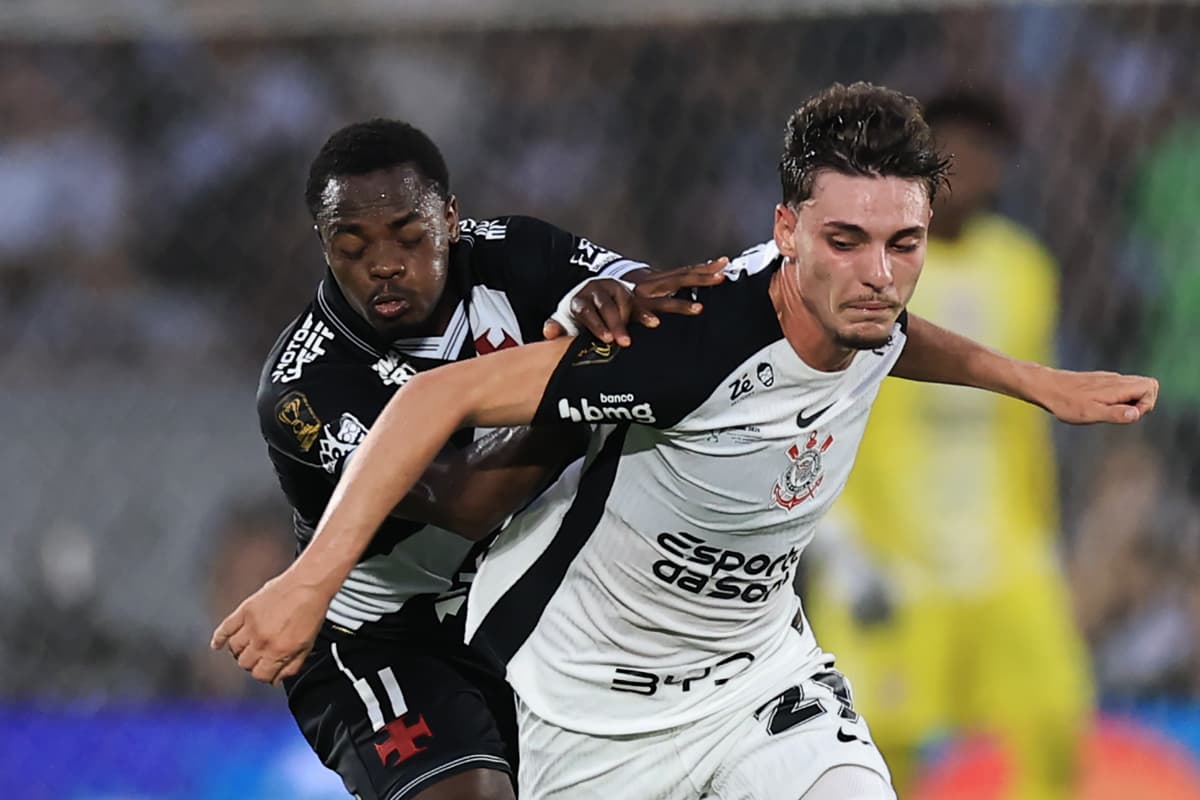 Andres Gomez do Vasco da Gama e Breno Bidon do Corinthians disputam a bola durante a partida de volta da Final da Copa do Brasil 2025 entre Corinthians e Vasco da Gama no Estádio São Januário em 21 de dezembro de 2025 no Rio de Janeiro, Brasil.