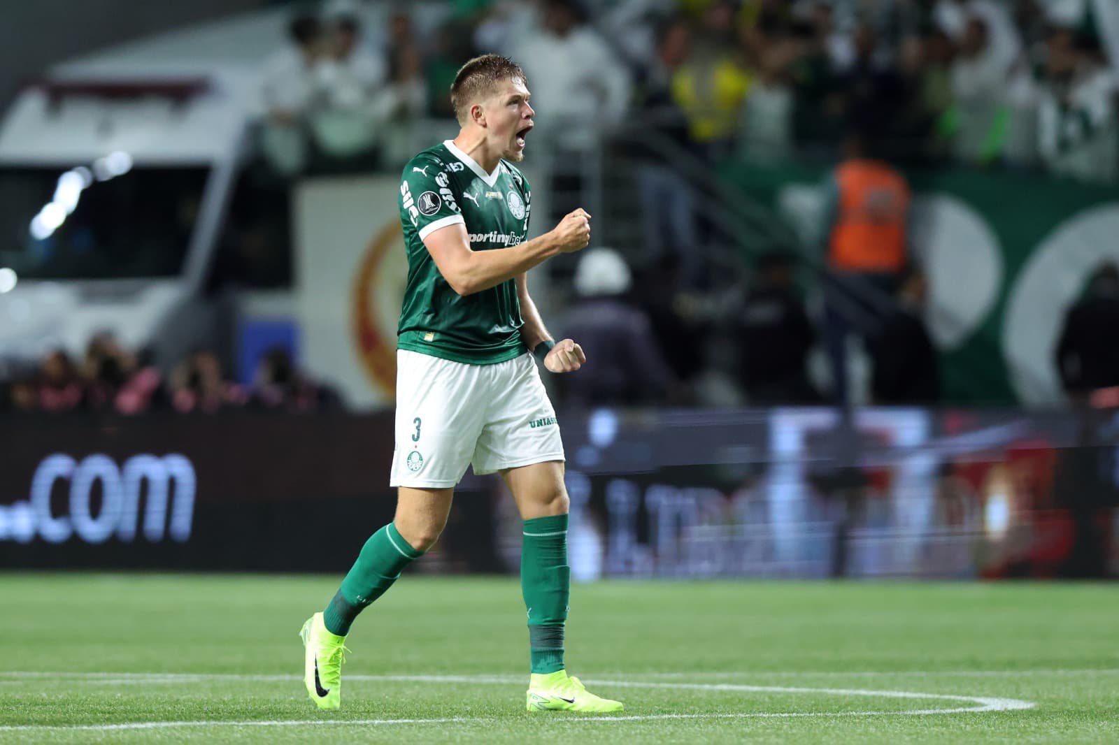 Bruno Fuchs, do Palmeiras, comemora após marcar o segundo gol do time durante a partida de volta das semifinais da Copa CONMEBOL Libertadores 2025 entre Palmeiras e LDU Quito, no Allianz Parque, em 30 de outubro de 2025, em São Paulo, Brasil.
