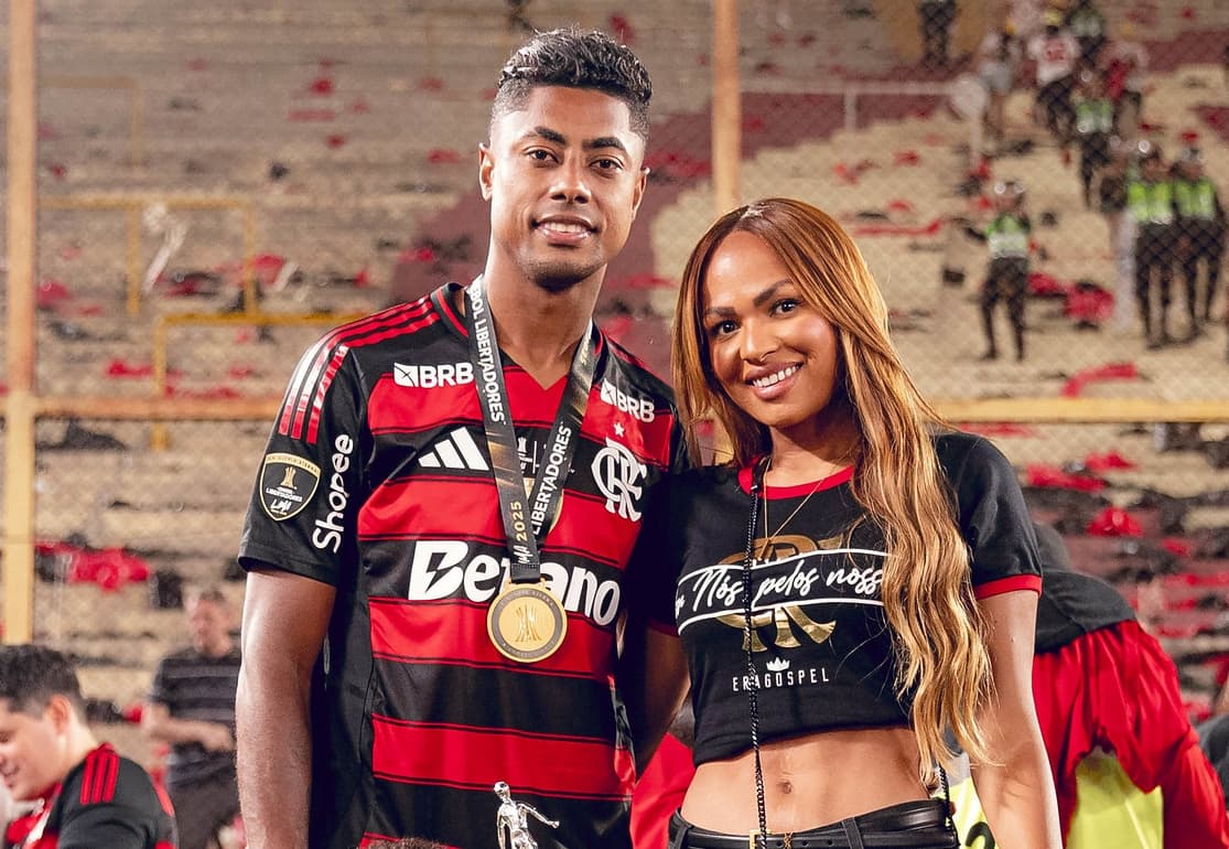 Bruno Henrique sorri ao lado da sua esposa após conquista da Libertadores 2025