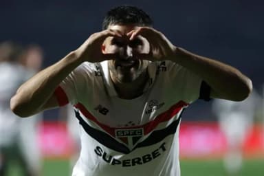 Jonathan Calleri, atacante argentino do São Paulo, faz gesto de binóculo com as mãos durante comemoração de gol