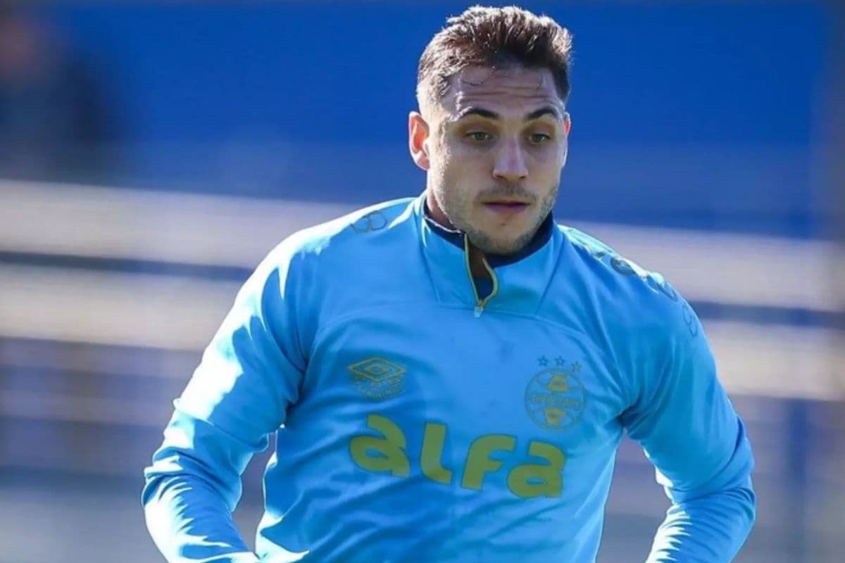 Camilo, volante do Grêmio, durante treinamento