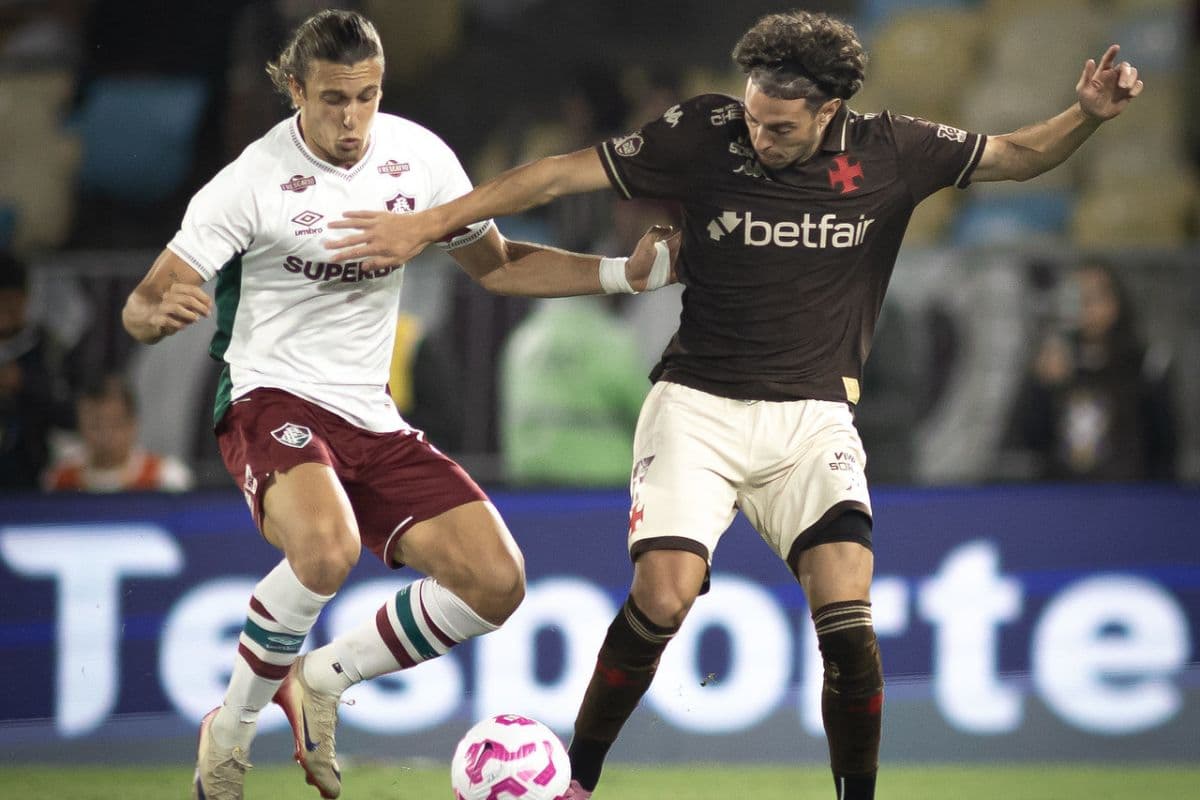 Canobbio e Nuno Moreira em ação durante Vasco x Fluminense