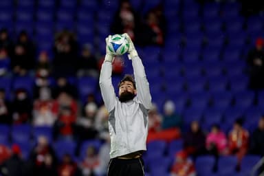 Carlos Coronel, número 31 do New York Red Bulls, aquece antes da partida da MLS entre New York Red Bulls e Nashville SC no Sports Illustrated Stadium em 1º de março de 2025 em Harrison, Nova Jersey.