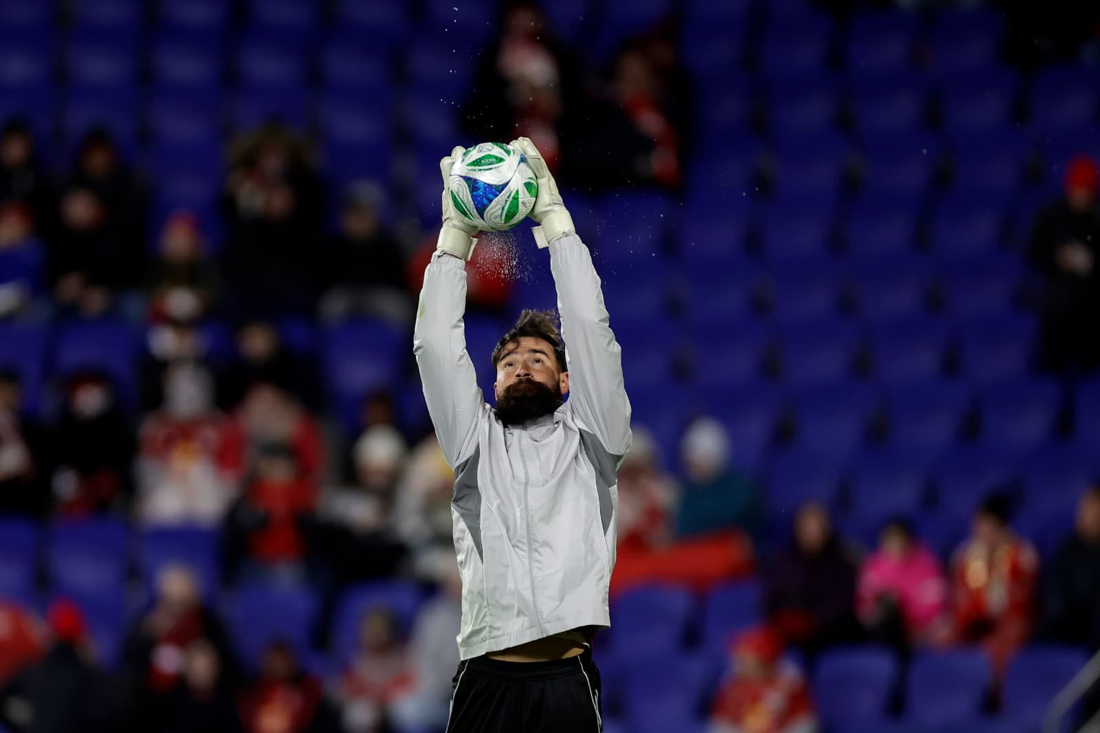 Carlos Coronel, número 31 do New York Red Bulls, aquece antes da partida da MLS entre New York Red Bulls e Nashville SC no Sports Illustrated Stadium em 1º de março de 2025 em Harrison, Nova Jersey.