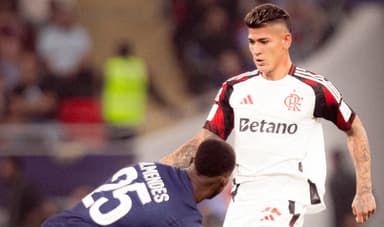 Carrascal em jogo do Flamengo contra o PSG