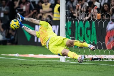 Cássio, goleiro do Cruzeiro, defendendo pênalti contra o Corinthians