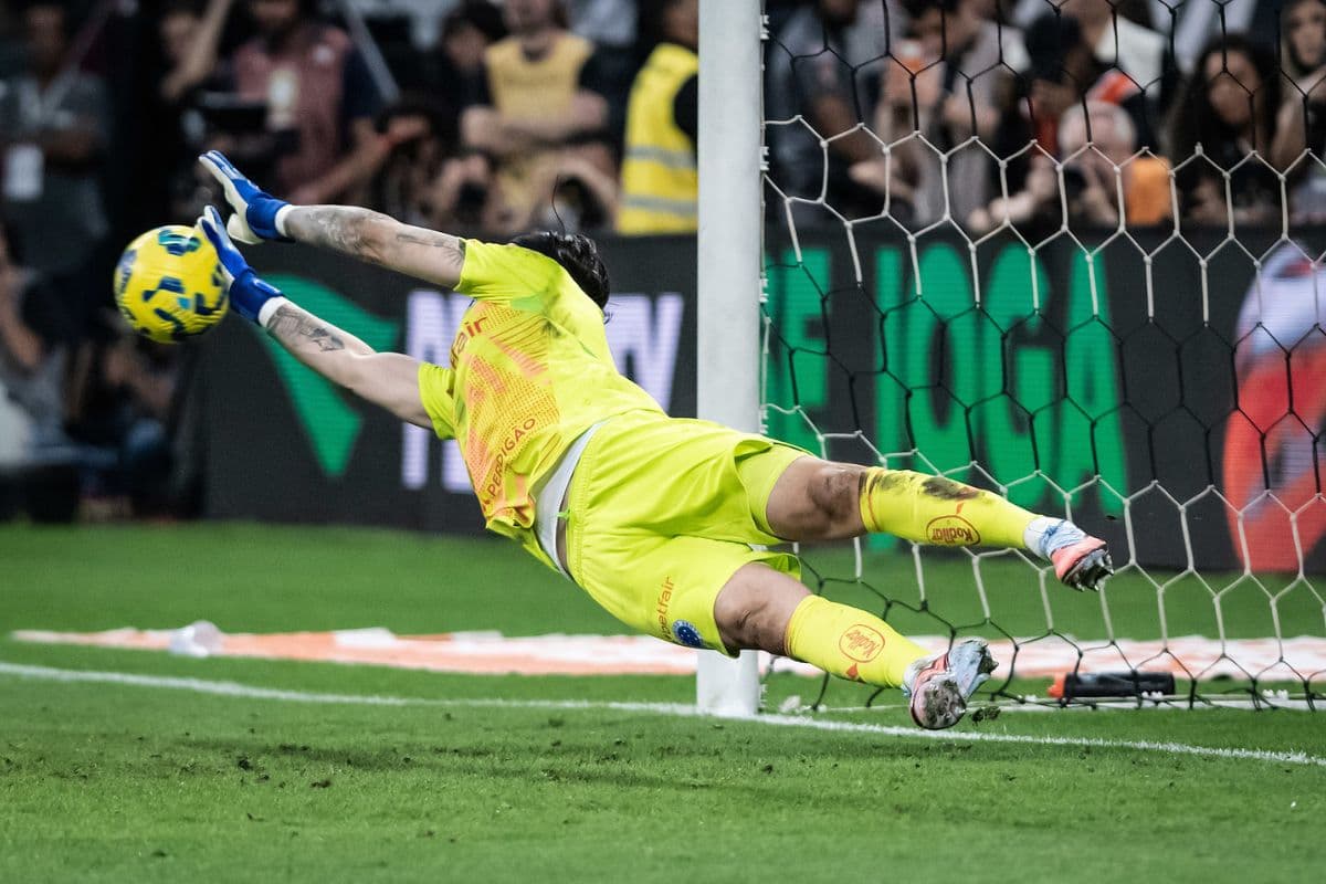 Cássio, goleiro do Cruzeiro, defendendo pênalti contra o Corinthians