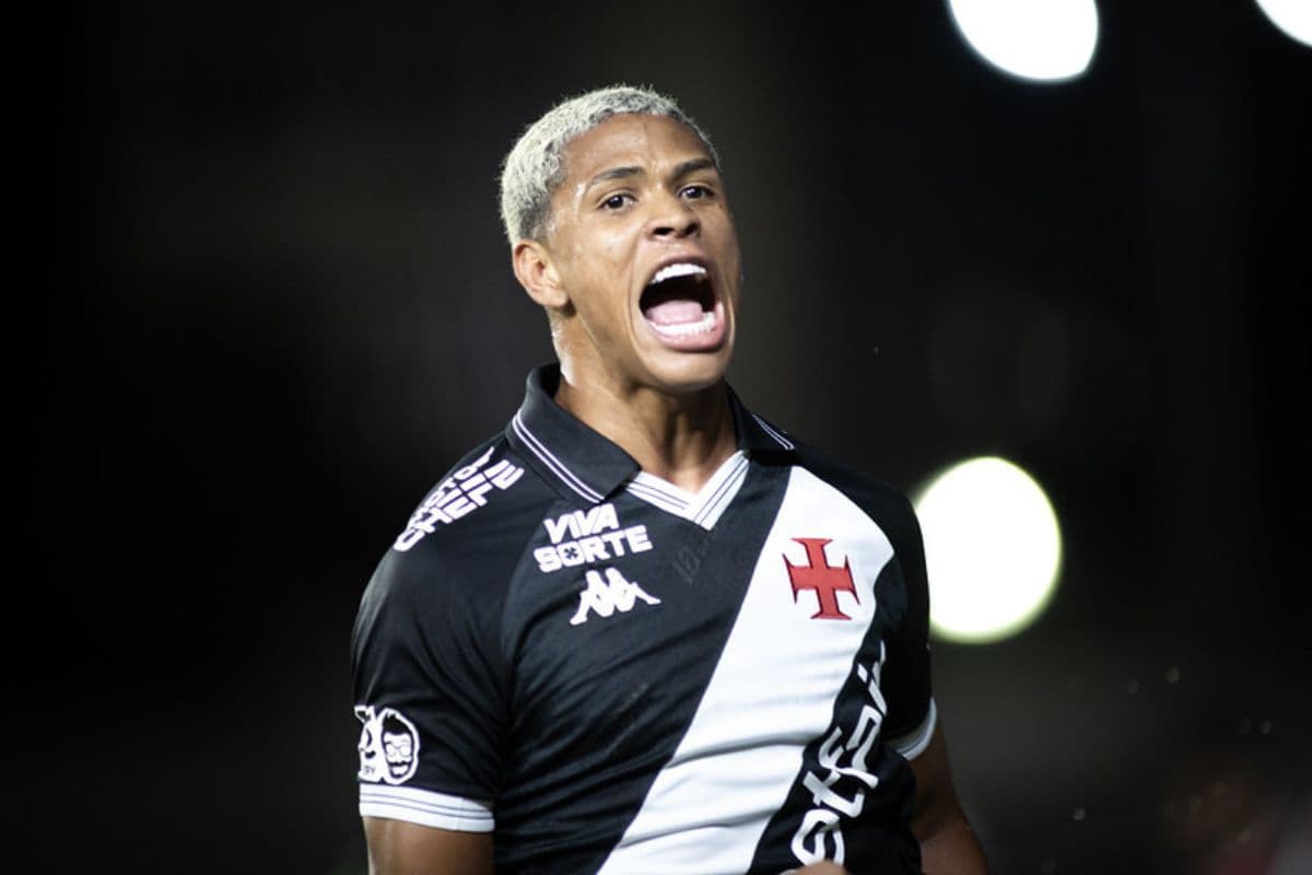 Cauan Barros, volante do Vasco, celebrando gol marcado contra o Internacional, em São Januário, na rodada 36 do Campeonato Brasileiro 2025