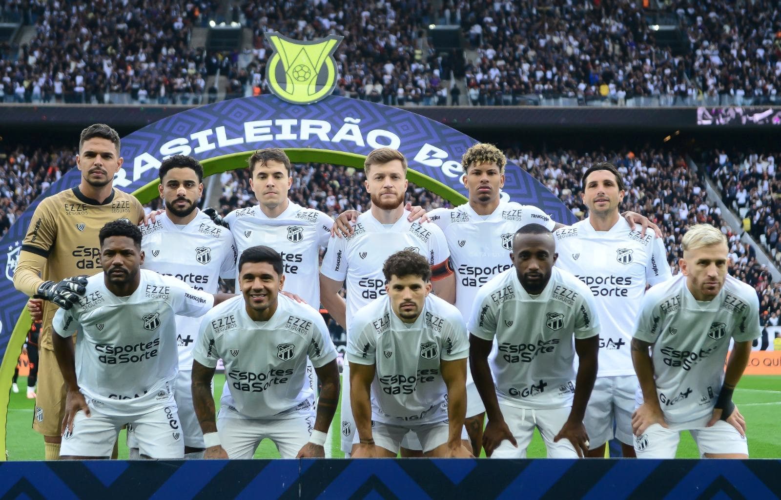 Jogadores do Ceará posam para uma foto de equipe antes da partida entre Corinthians e Ceará, válida pelas Copas do Brasileirão 2025, na Arena Neo Química, em 9 de novembro de 2025, em São Paulo, Brasil.