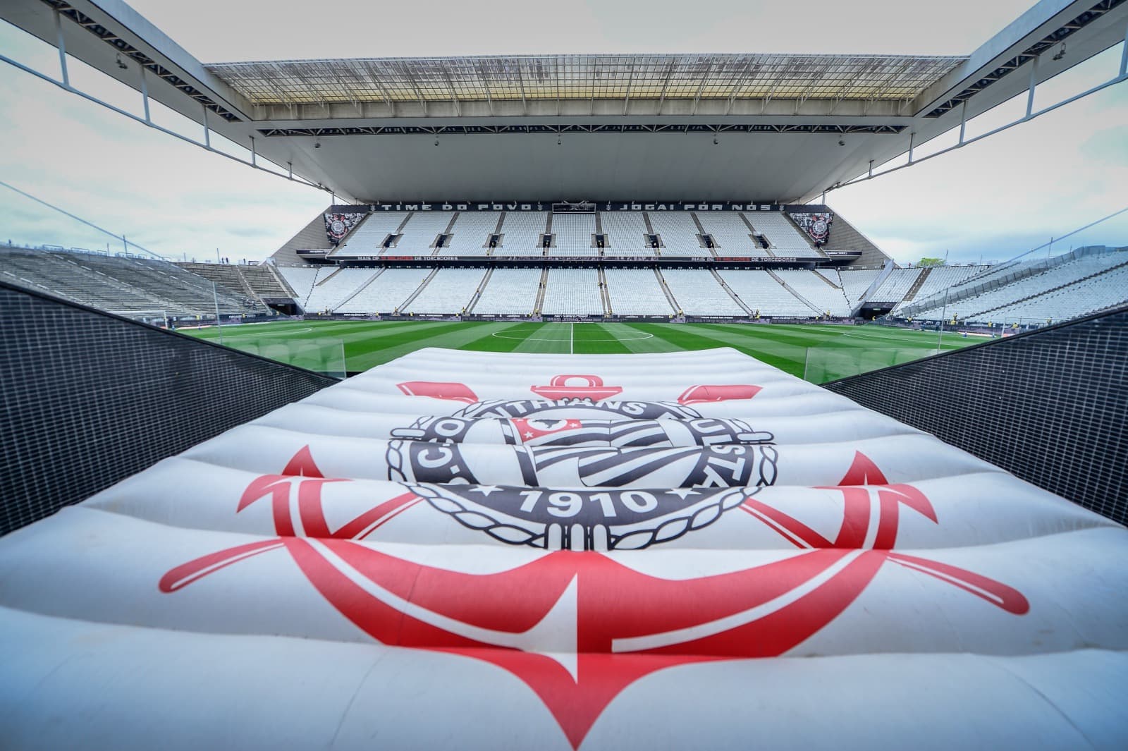 Escudo do Corinthians em lona que protege o túnel de acesso ao campo na Neo Química Arena
