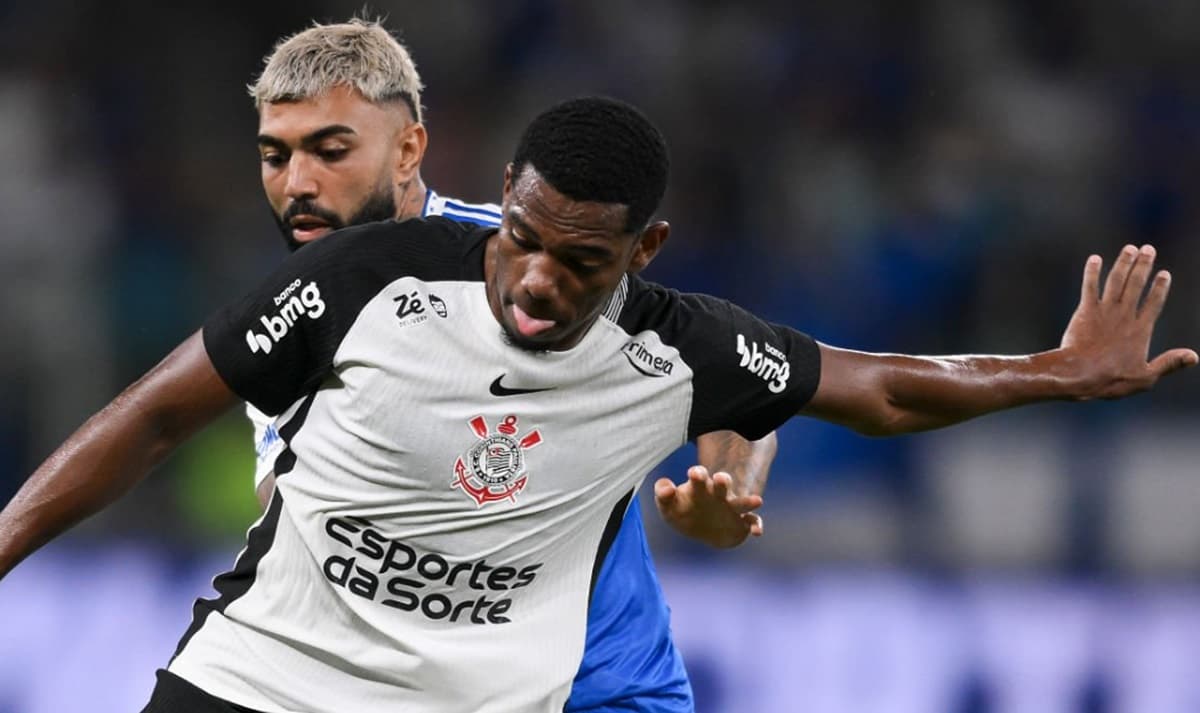 Gabigol e zagueiro do Corinthians em jogo do Cruzeiro na Copa do Brasil