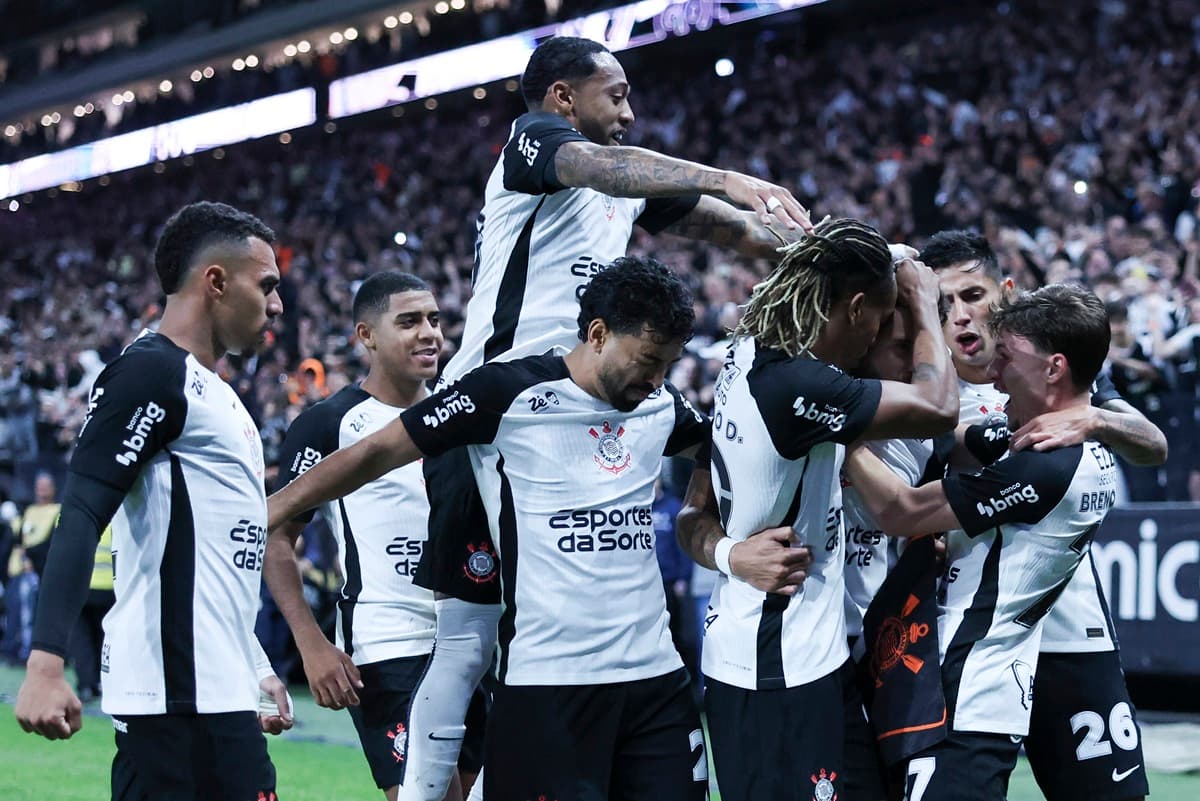 Jogadores do Corinthians, que prepara escalação com força máxima contra o Cruzeiro, comemoram gol em jogo frente ao São Paulo