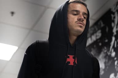 Philippe Coutinho, meia do Vasco, usando um capuz