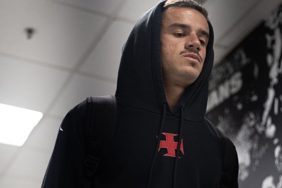 Philippe Coutinho, meia do Vasco, usando um capuz
